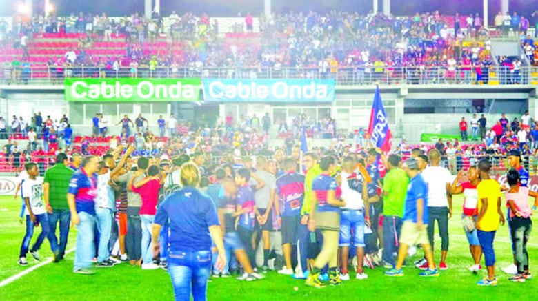 Guerra campal en el estadio Maracaná; se suspende semifinal entre Plaza-Árabe