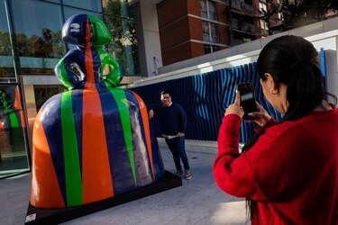 Las meninas del artista venezolano Antonio Azzato toman las calles de Caracas