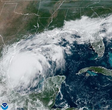 Francine se intensifica rumbo a la costa sur de Estados Unidos donde puede impactar como huracán