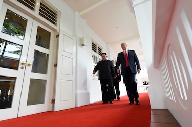 Histórico apretón de manos entre Donald Trump y Kim Jong Un