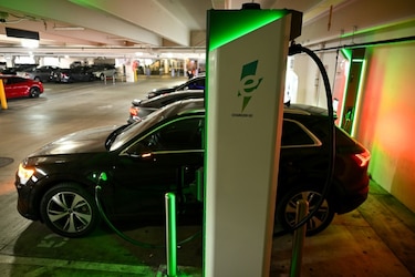 California lidera una demanda por un cambio en la financiación de la recarga de vehículos eléctricos