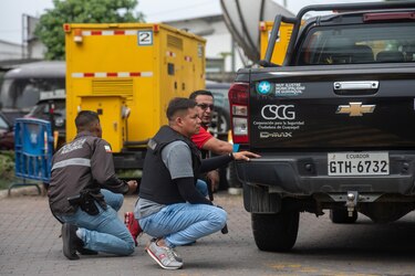 Retorno caótico de ciudadanos a sus domicilios tras una jornada de terror en Ecuador