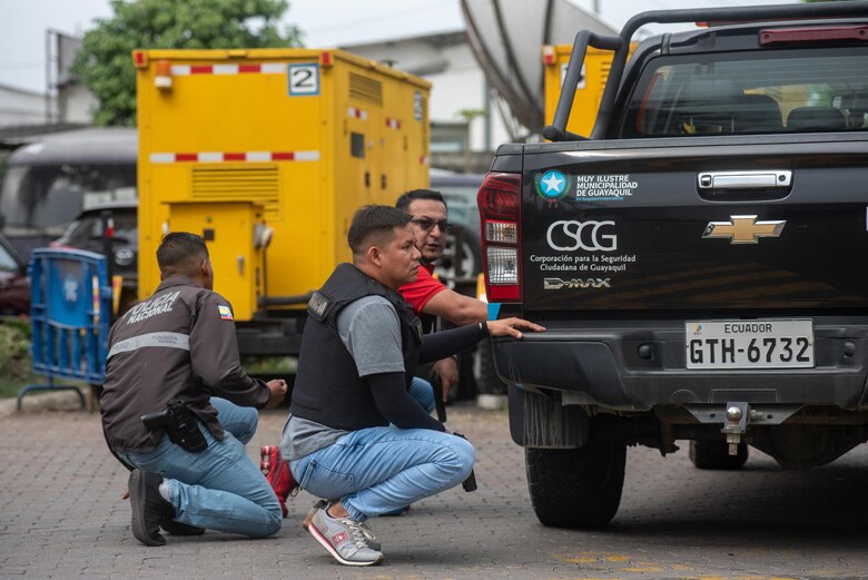 Retorno caótico de ciudadanos a sus domicilios tras una jornada de terror en Ecuador