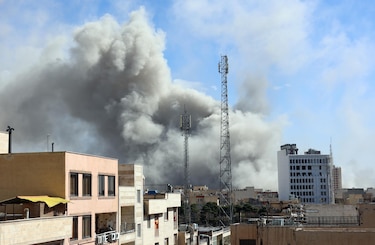 Israel ataca el corazón de Teherán e Irán asegura que vengará la muerte de Jameneí