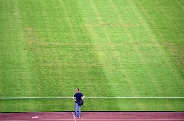 Dibujan esvástica gigante en la grama del partido de fútbol entre Croacia e Italia