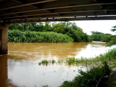 Santeños aún desconfían del agua del río La Villa