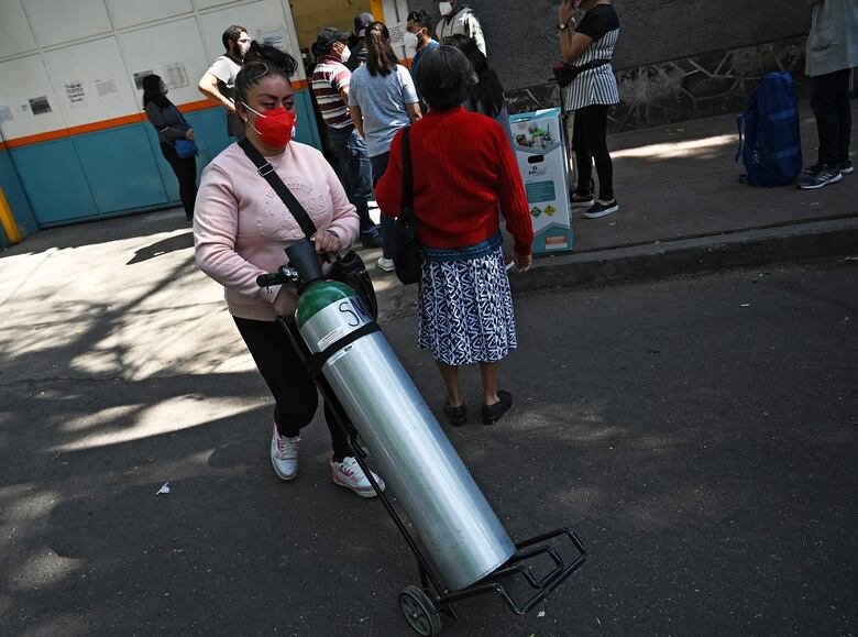 Ciudad de México: cinco horas de fila por una hora de oxígeno