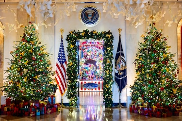 Luces y símbolos de paz, protagonistas de las últimas navidades de Biden en la Casa Blanca