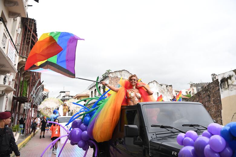 Colores, consignas y arte en la Marcha del Orgullo 2025  