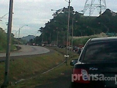 Retén policial y camiones dañados provocan 'tranque'