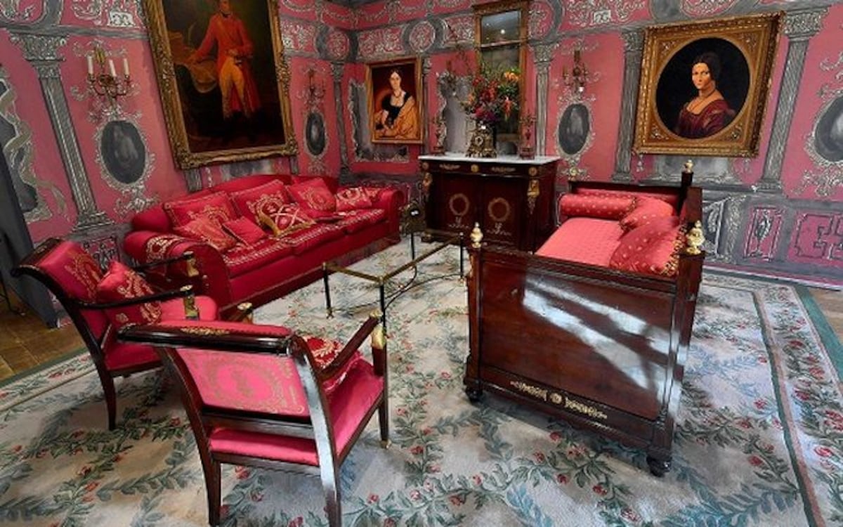 La foto muestra los muebles de 'La Suite Imperiale' del hotel Ritz de París.