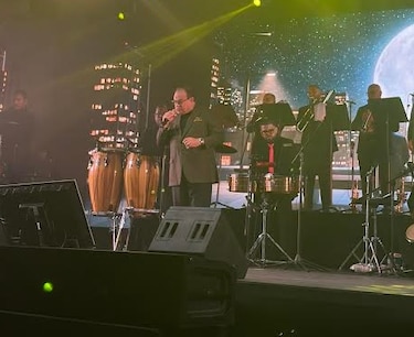 Tony Vega celebra en Panamá sus 49+1 años de trayectoria al ritmo de salsa y nostalgia