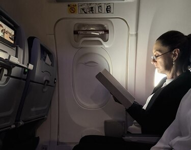 Presidenta de México viaja en clase turista de Copa Airlines y anuncia plan de austeridad