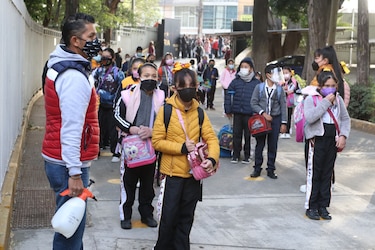 México recomienda mantener el cubrebocas en escuelas de educación básica