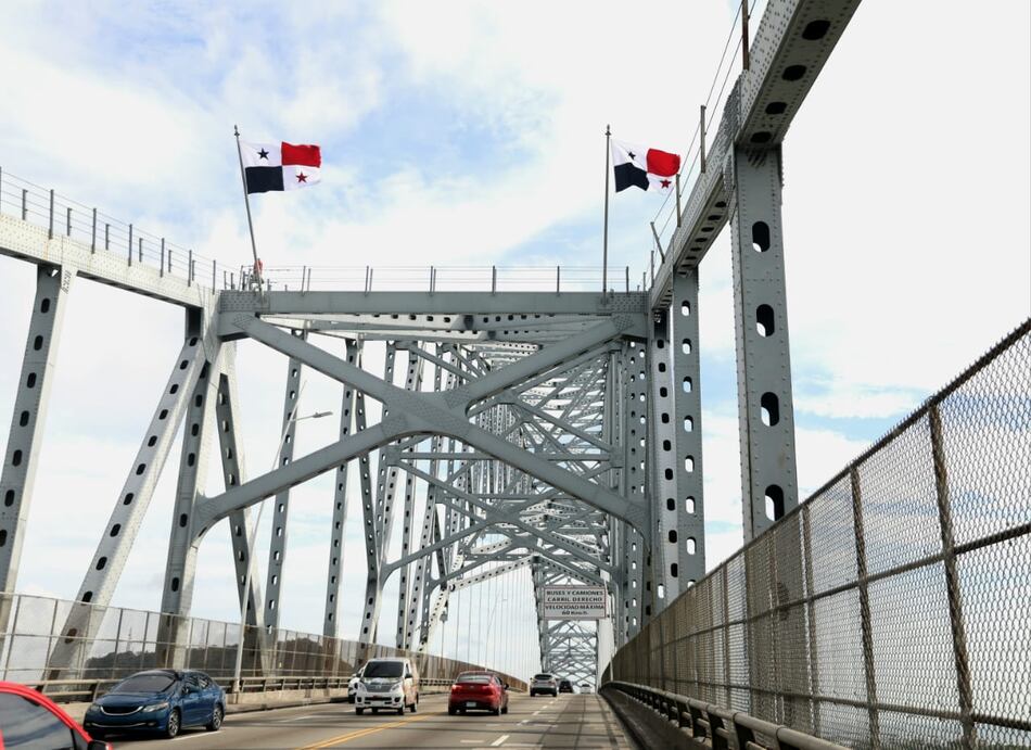 Gobierno de Mulino iza cuatro banderas en el puente de las Américas
