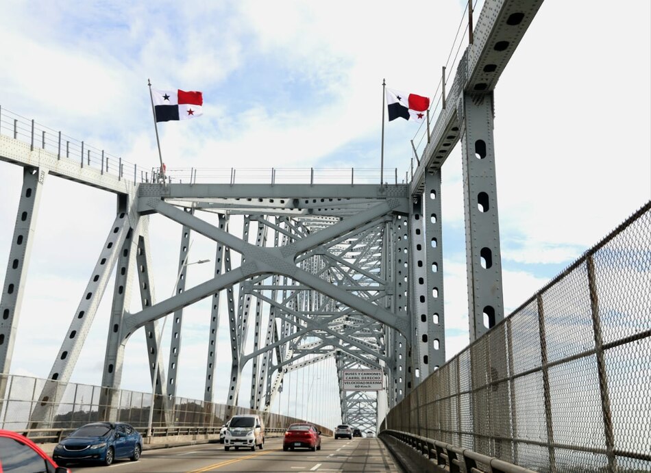 Gobierno de Mulino iza cuatro banderas en el puente de las Américas