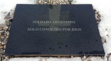 Argentina e Inglaterra acuerdan identificar tumbas NN de soldados en Malvinas