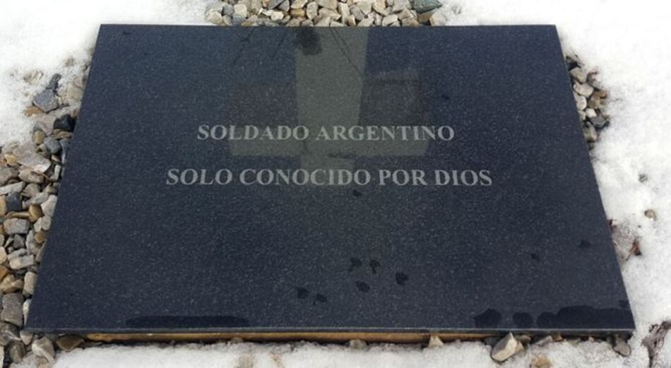 Argentina e Inglaterra acuerdan identificar tumbas NN de soldados en Malvinas