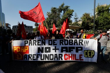 Senado chileno discute reforma de pensiones de Boric, que podría ver la luz esta semana