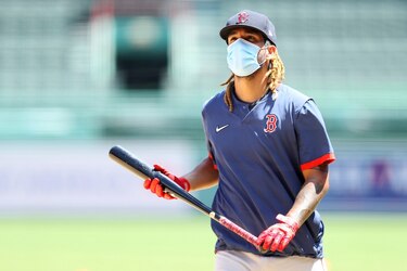 Jonathan Araúz pega un jonrón y se lleva los elogios del mánager de los Medias Rojas