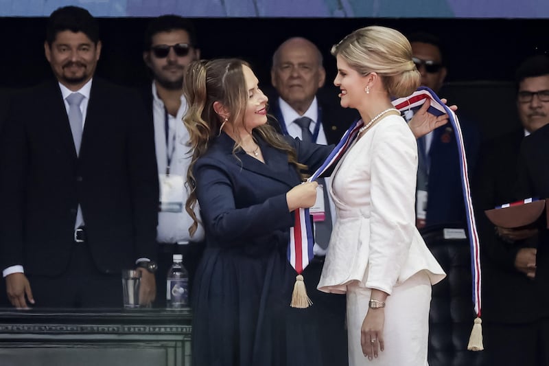 Nueva presidenta de Costa Rica promete mano dura contra el crimen y megacárcel estilo Nayib Bukele