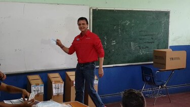 Culto, desayuno y promesas, así arrancaron las primarias del PRD