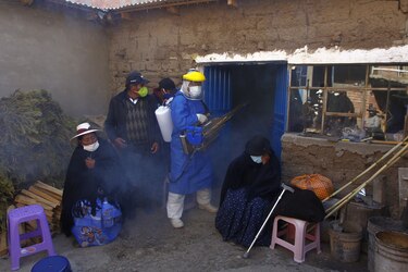 La pandemia no detiene su paso en América Latina, donde Perú reinstala el toque de queda