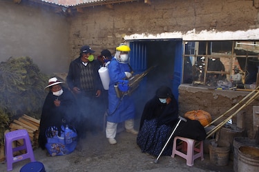 La pandemia no detiene su paso en América Latina, donde Perú reinstala el toque de queda