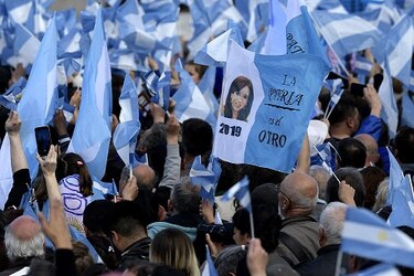 Macri y Fernández cierran campañas electorales en Argentina