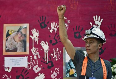 Mexicanos recuerdan a víctimas del sismo y exigen transparencia en reconstrucciones