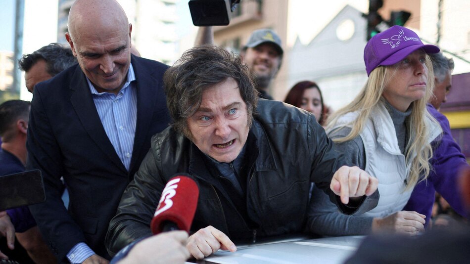 Las duras semanas de Javier Milei: escándalo de corrupción, caída de la popularidad y apedreado en plena campaña electoral en Argentina