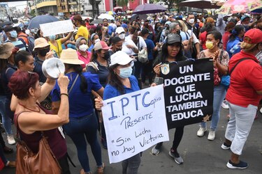 Docentes siguen protestando en las calles y más gremios se suman al paro; reunión con el gobierno será este jueves