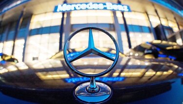 Mercedes convertirá carros en buscadores de estacionamiento