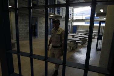 Contratos, adendas y sanciones: ¿Quién es el consorcio que domina la alimentación penitenciaria?