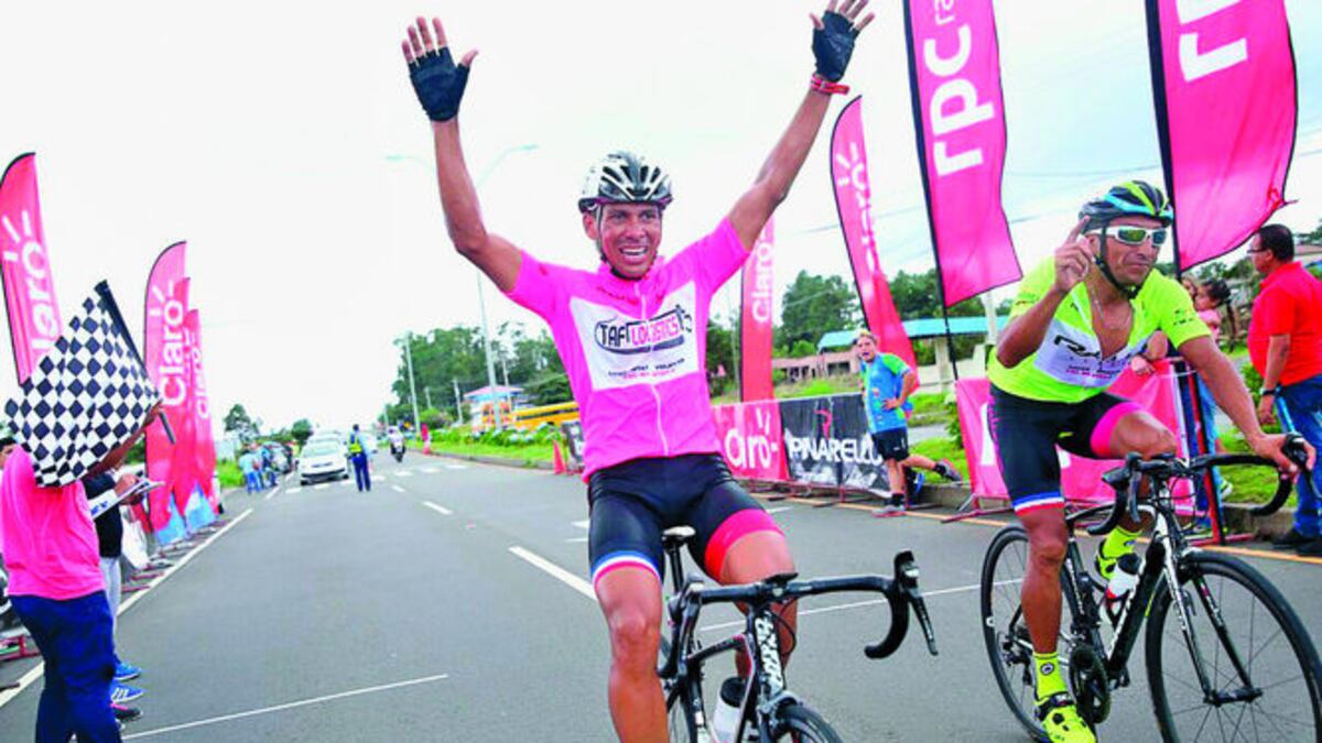 El ciclista Jorge León levanta los brazos tras cruzar la meta ayer en la penúltima etapa y lidera la categoría C del Máster.