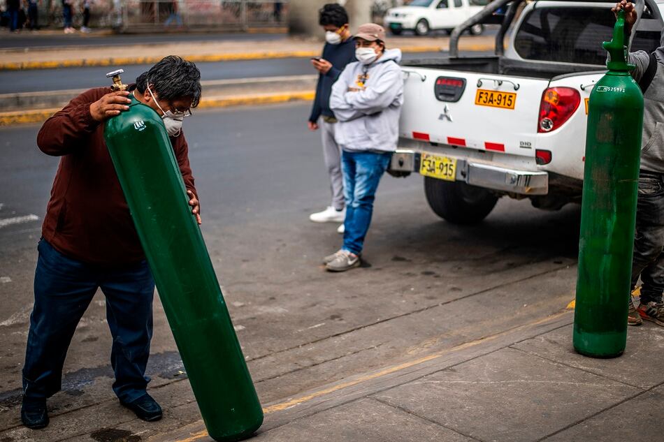 Perú afronta escasez de oxígeno para pacientes de coronavirus