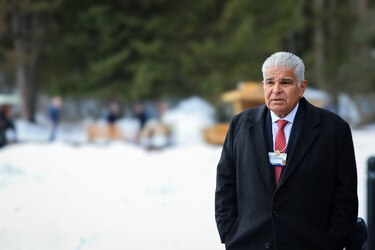 Presidente Mulino termina gira en Davos y se dirige a Italia 