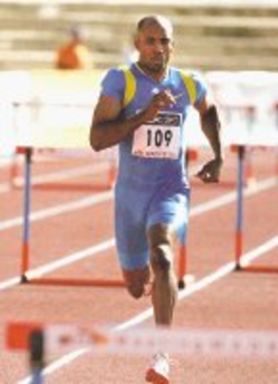 Bayano Kamani compite en las eliminatorias de 400 vallas