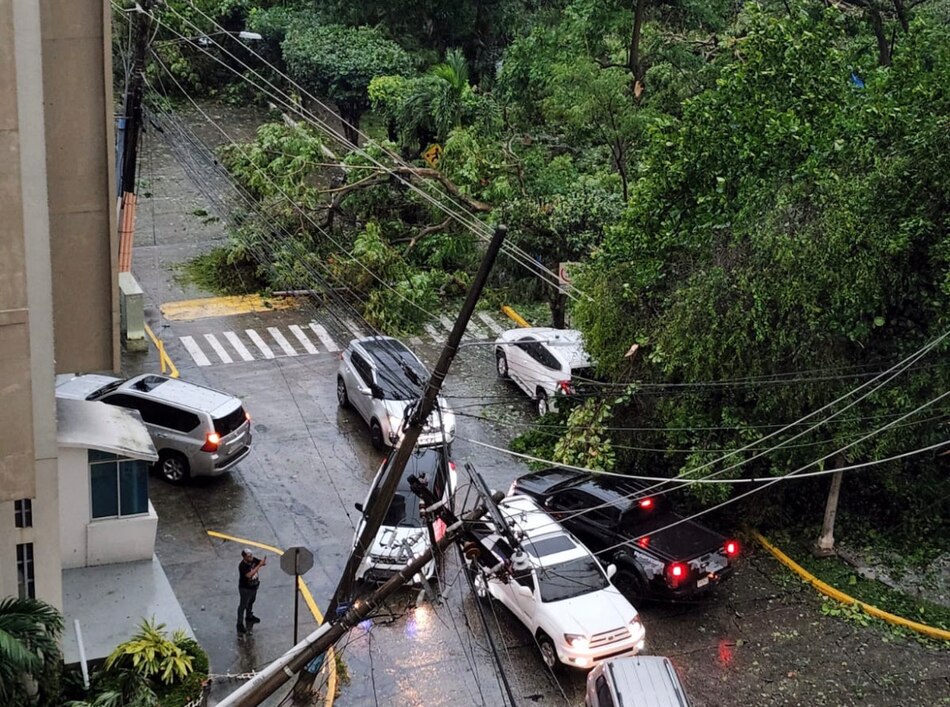 Fuertes lluvias con ráfagas de viento causan daños en comercios, edificios y calles