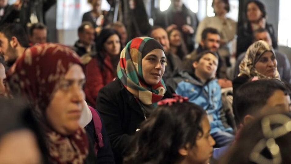 Italia recibe a refugiados sirios y propone puentes, no muros