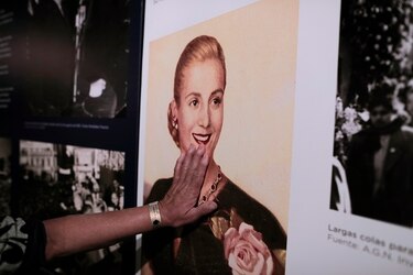 Cien 'Evitas' para rendir homenaje a Eva Perón en Buenos Aires