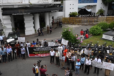 Entregan a la justicia el dinero abandonado por el presidente de Sri Lanka tras su huida