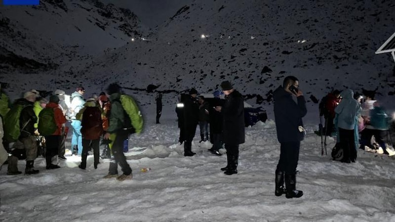 (Actualizada: 4)Los esfuerzos para rescatar a cientos de personas que quedaron atrapadas en las laderas del monte Everest