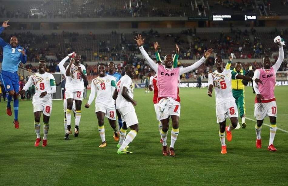 Senegal obtiene pase al Mundial de Rusia al ganar polémico duelo