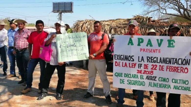 Productores cierran parcialmente la carretera Interamericana