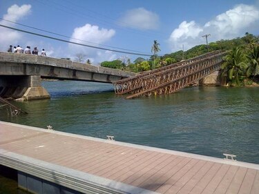 Colapsa puente bailey en Palmas Bellas de Colón