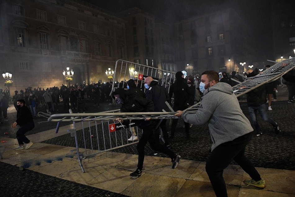 Protestas contra restricciones por pandemia degenera en disturbios en Barcelona