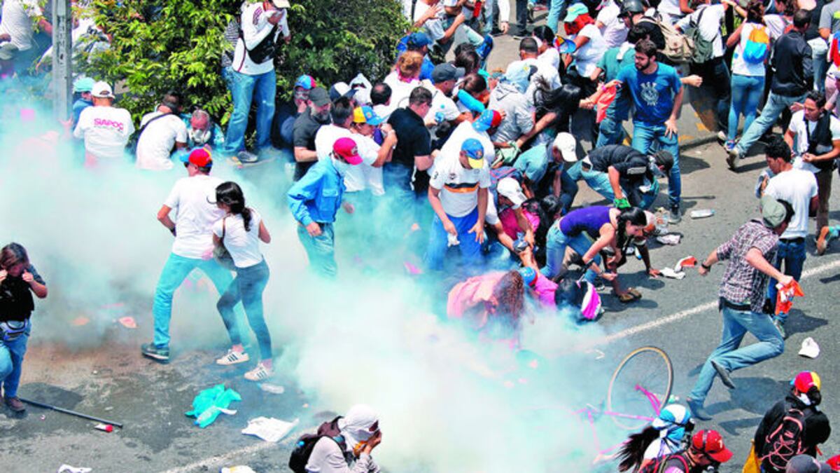 La Guardia Nacional frenó con gases lacrimógenos la marcha que se dirigía a la Defensoría del Pueblo. La imagen corresponde a un tramo de la autopista Francisco Fajardo, a la altura