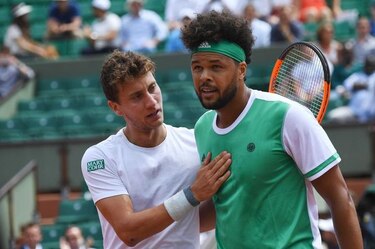 Renzo Olivo vence a Tsonga y silencia la cancha central de Roland Garros