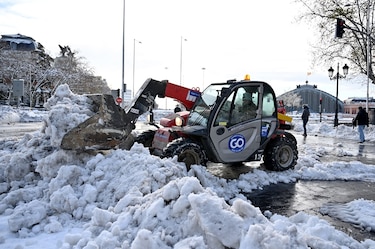 Carrera contrarreloj en España para quitar la nieve antes de una ola de frío
